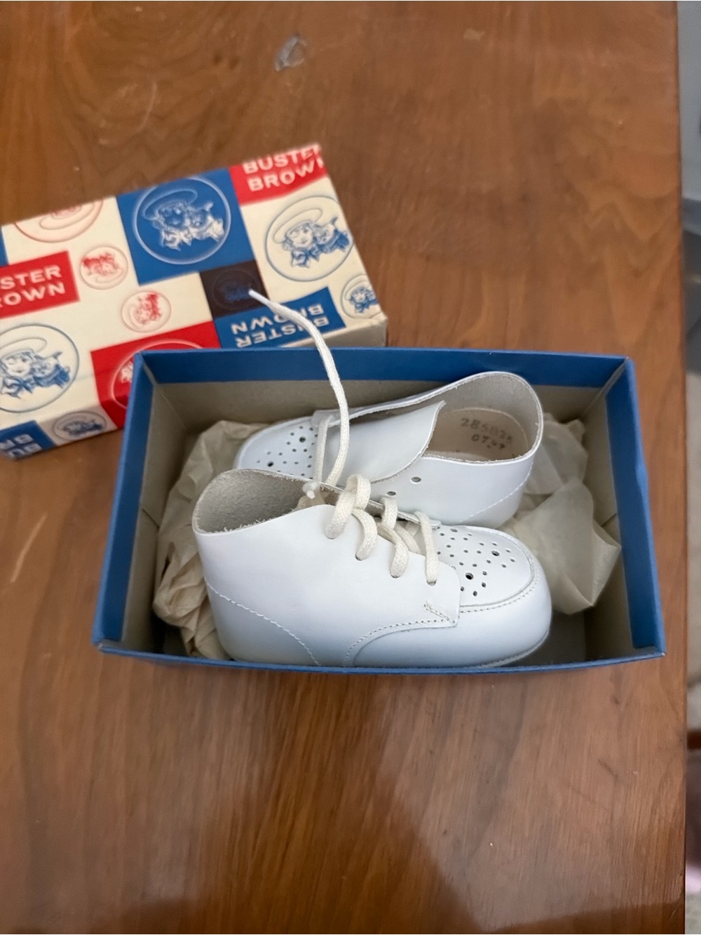 VINTAGE 1971 Buster Brown Baby Shoes w/original box white leather